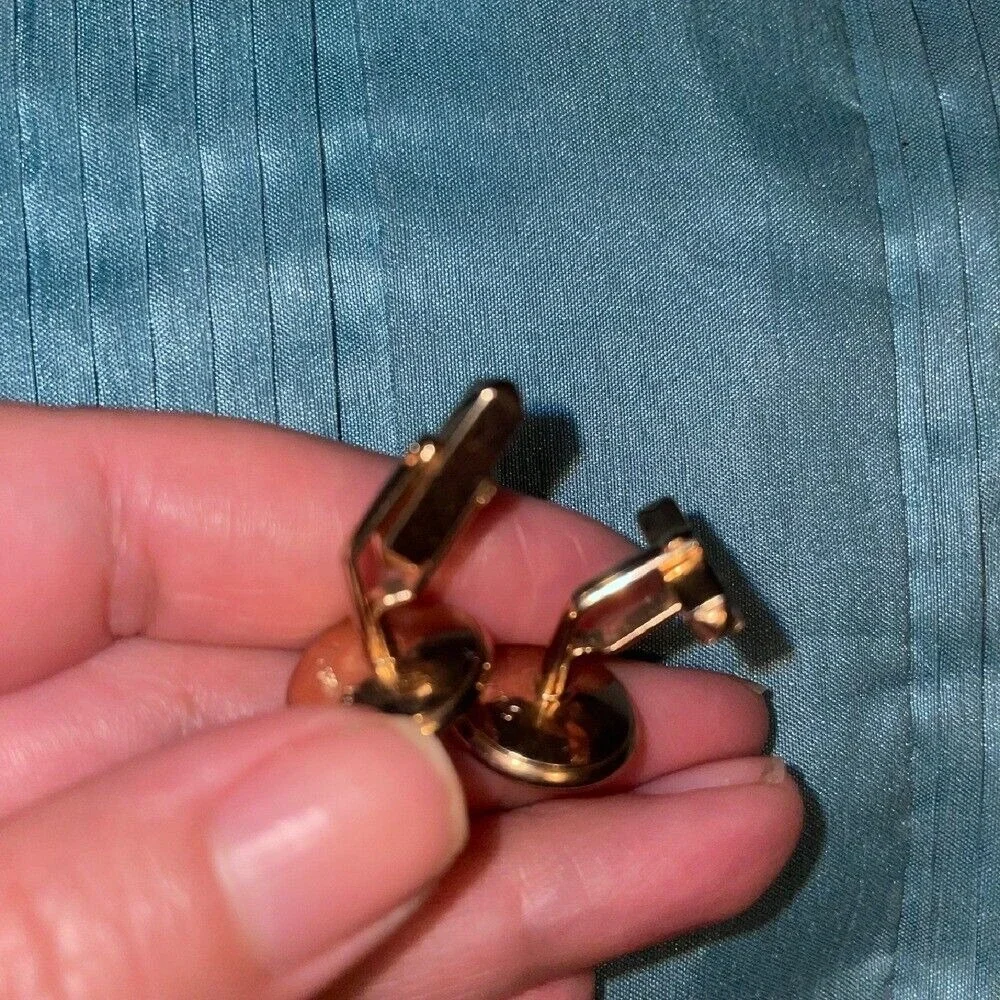 Swank round‎ ribbed striped Gold Tone Cufflinks with Red Stone Accent Vintage